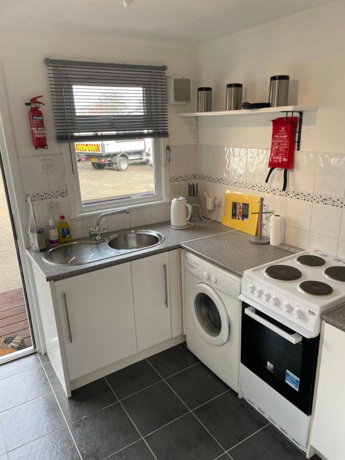 1-Bedroom Semi-Detached Chalet In Uddingston, Glasgow Eksteriør bilde
