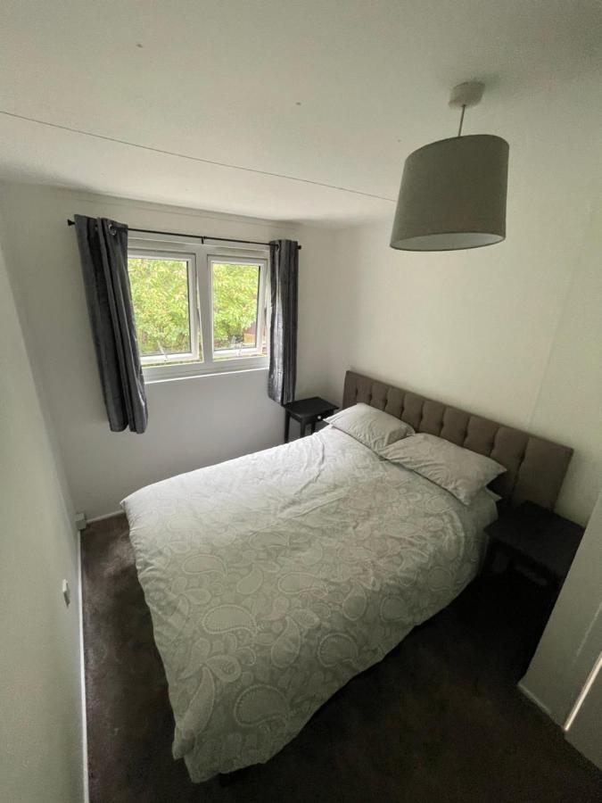 1-Bedroom Semi-Detached Chalet In Uddingston, Glasgow Eksteriør bilde