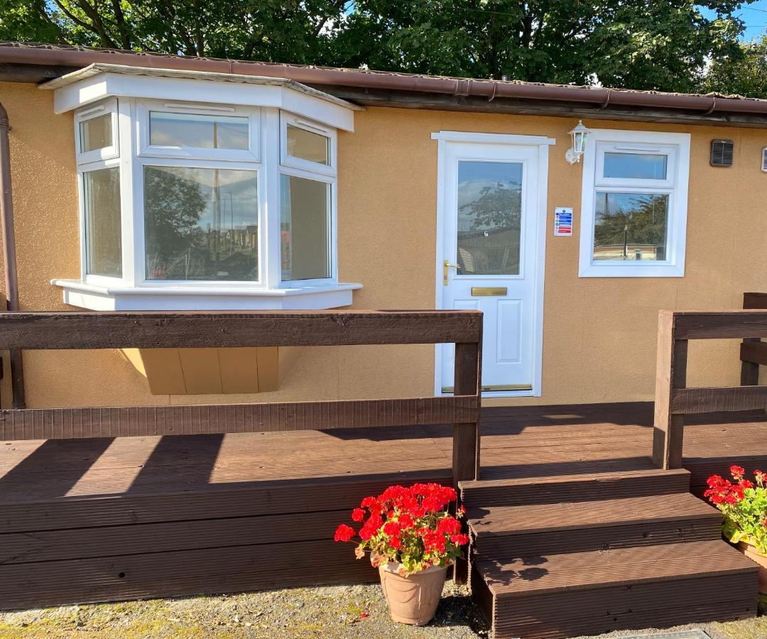 1-Bedroom Semi-Detached Chalet In Uddingston, Glasgow Eksteriør bilde