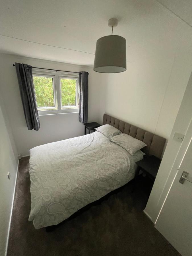 1-Bedroom Semi-Detached Chalet In Uddingston, Glasgow Eksteriør bilde