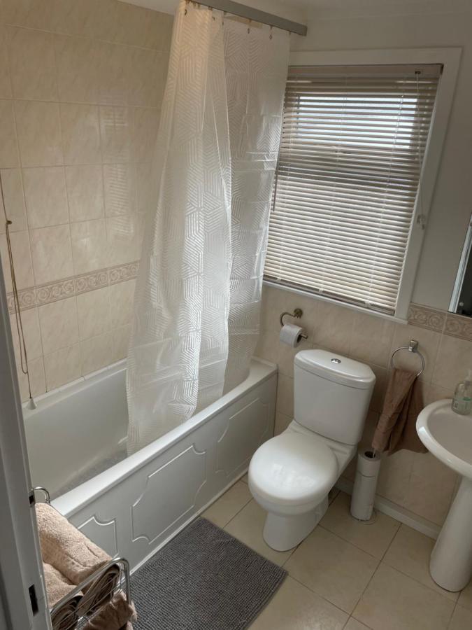 1-Bedroom Semi-Detached Chalet In Uddingston, Glasgow Eksteriør bilde