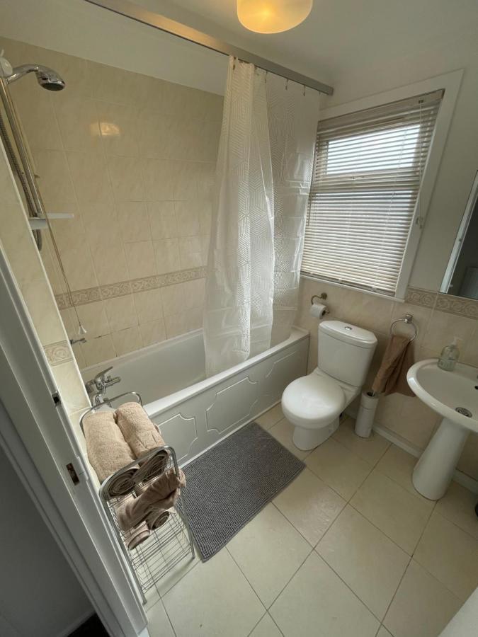 1-Bedroom Semi-Detached Chalet In Uddingston, Glasgow Eksteriør bilde