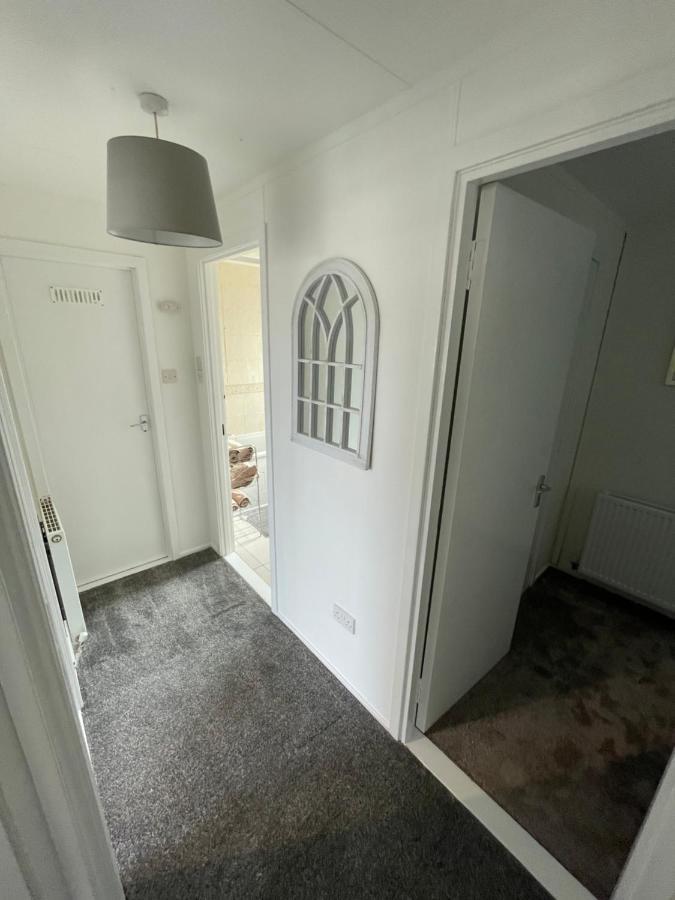 1-Bedroom Semi-Detached Chalet In Uddingston, Glasgow Eksteriør bilde