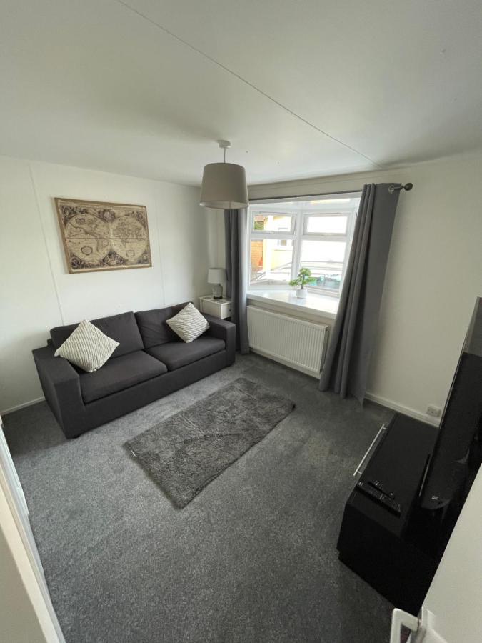 1-Bedroom Semi-Detached Chalet In Uddingston, Glasgow Eksteriør bilde